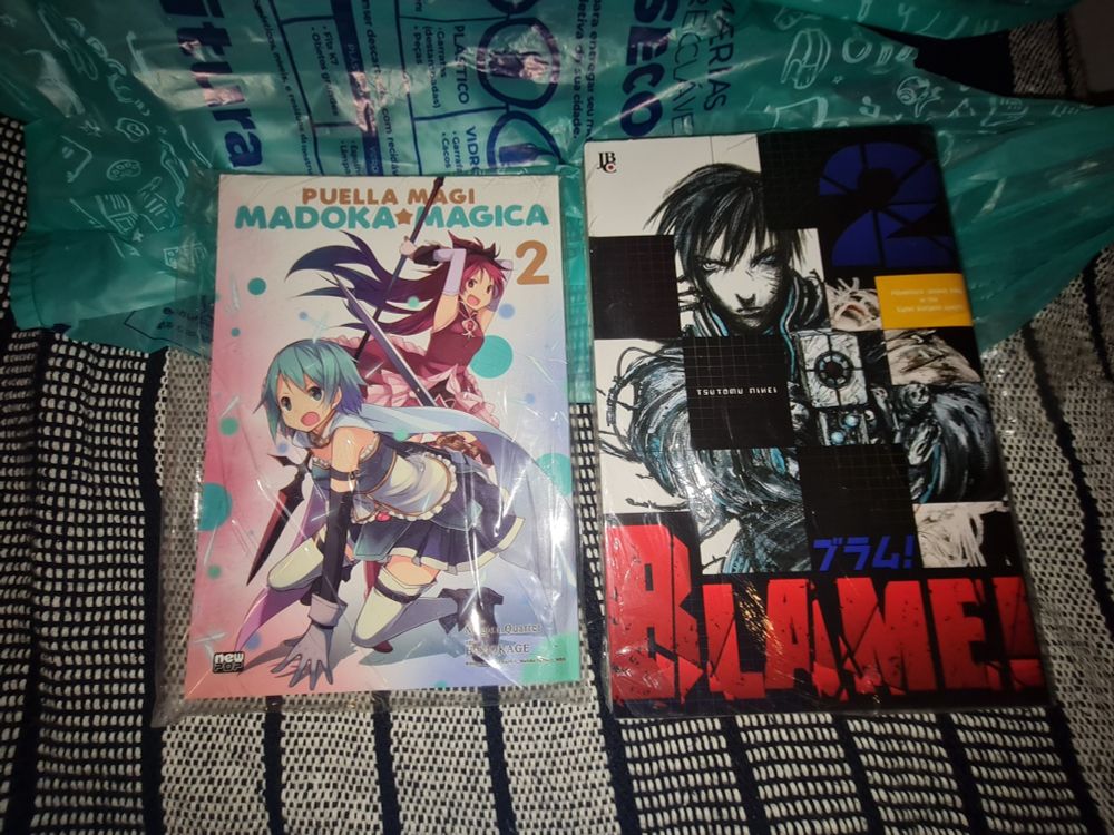 mangás volume 2 de madoka magica e blame!