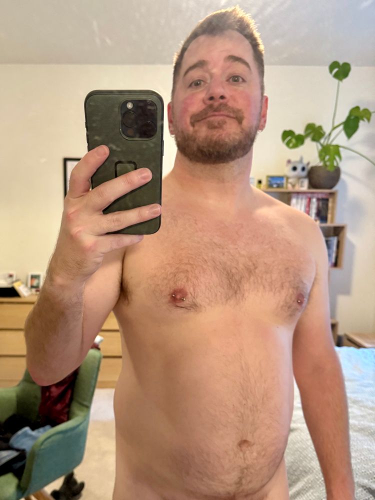 Bearded man in front of a mirror 