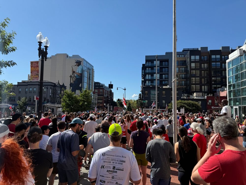 Hundreds of folks get ready to run or walk to the white house and back. 4.5 and 2.5 mile options 