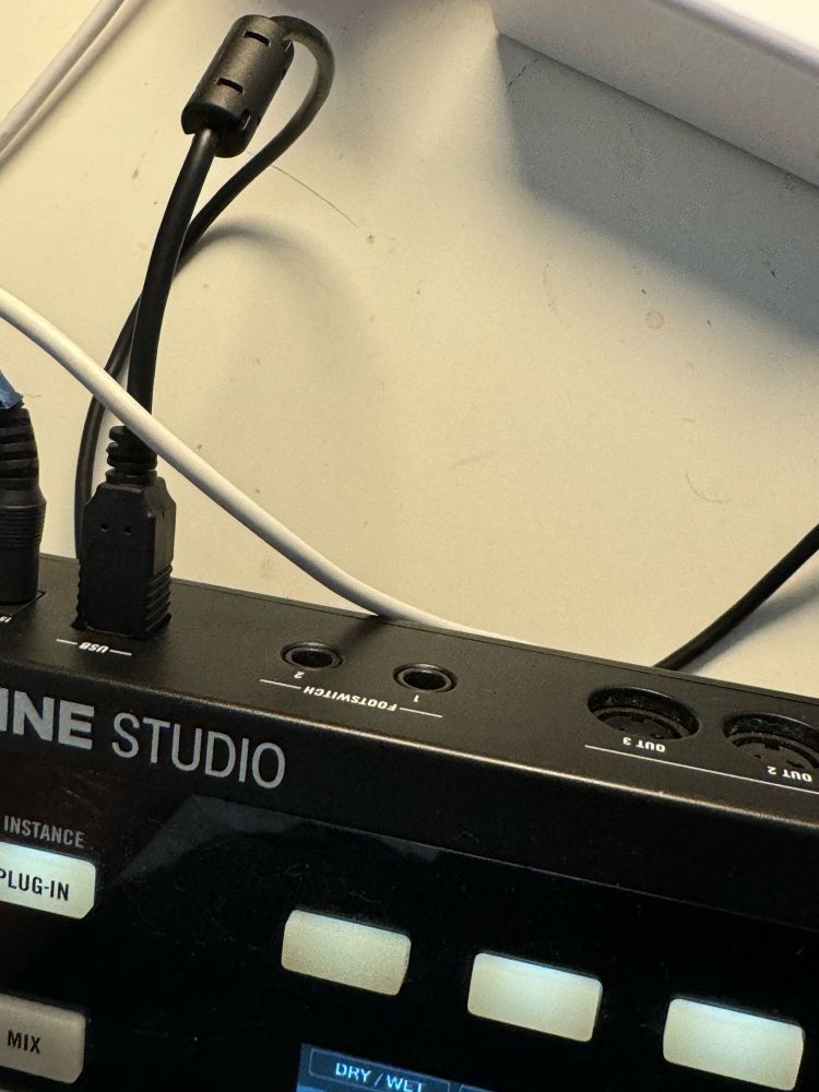 footswitch plugs on maschine studio