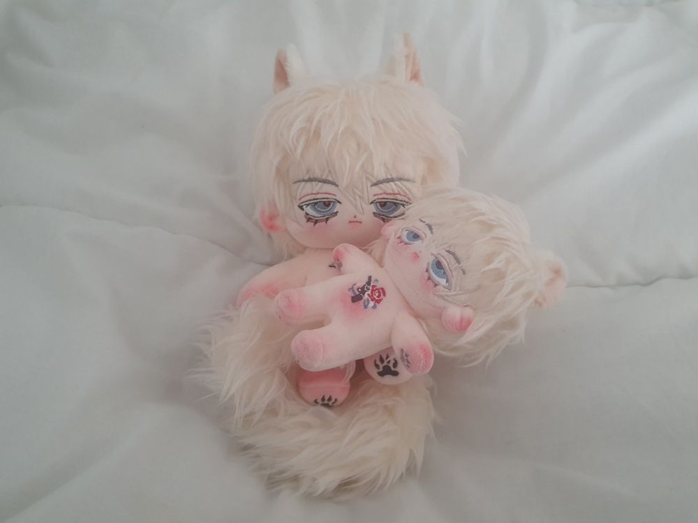 20cm 금발의 인형 위에 10cm의 인형이 누워있다.

원본 사진.