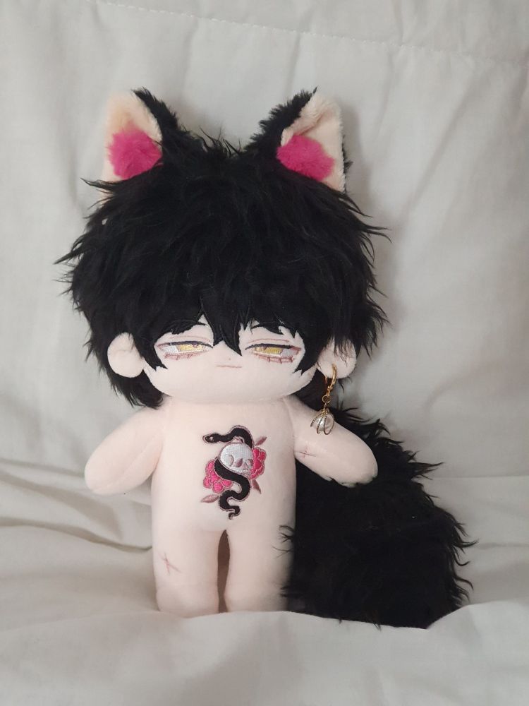 흑발의 인형이 진주 귀걸이를 하고 앞을 보고있다.

원본 사진.