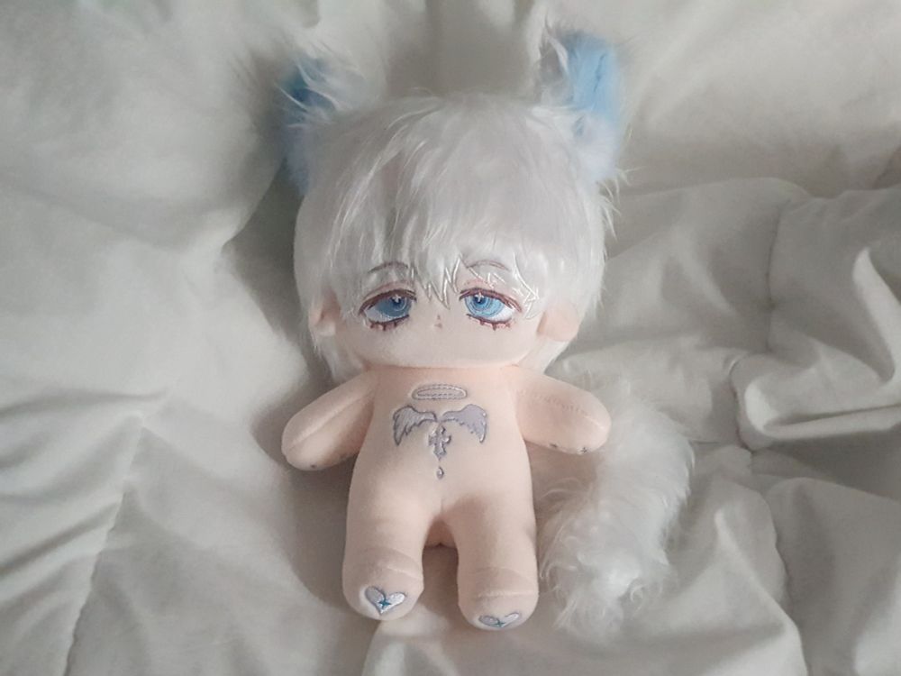 백발의 인형이 이불에 누워있다.

원본 사진.