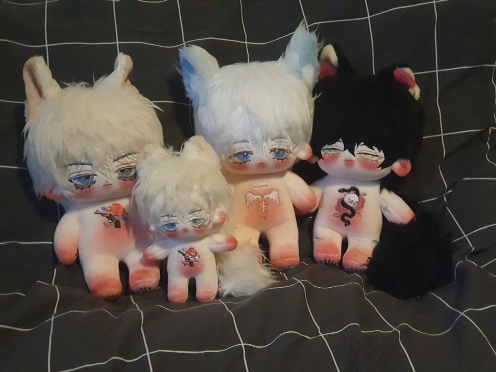 블려셔를 많이 먹은 인형들이 있다.

원본 사진.