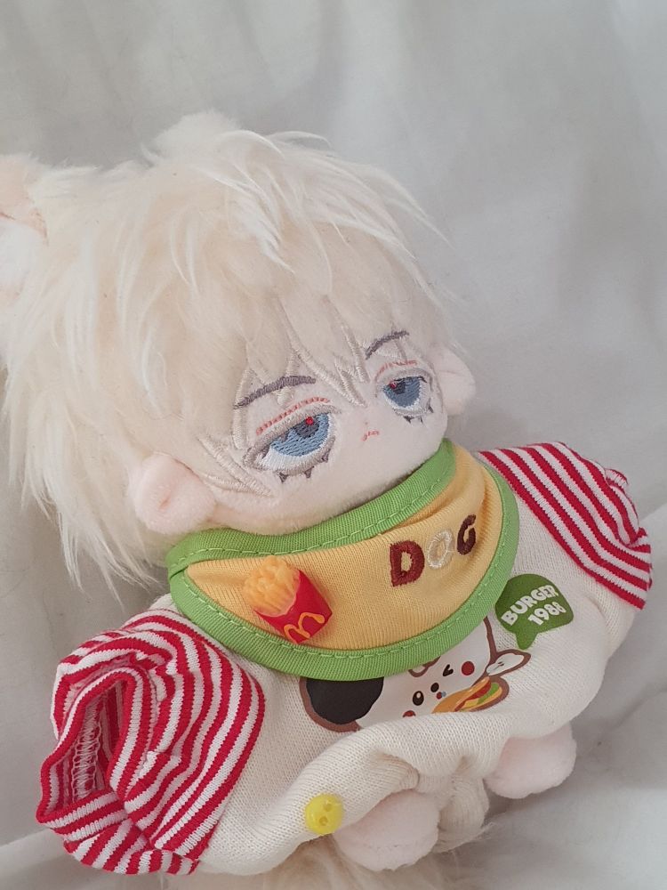 큰 햄버거 옷을 입고있는 10cm 인형이 거의 누워있다.

원본 사진.