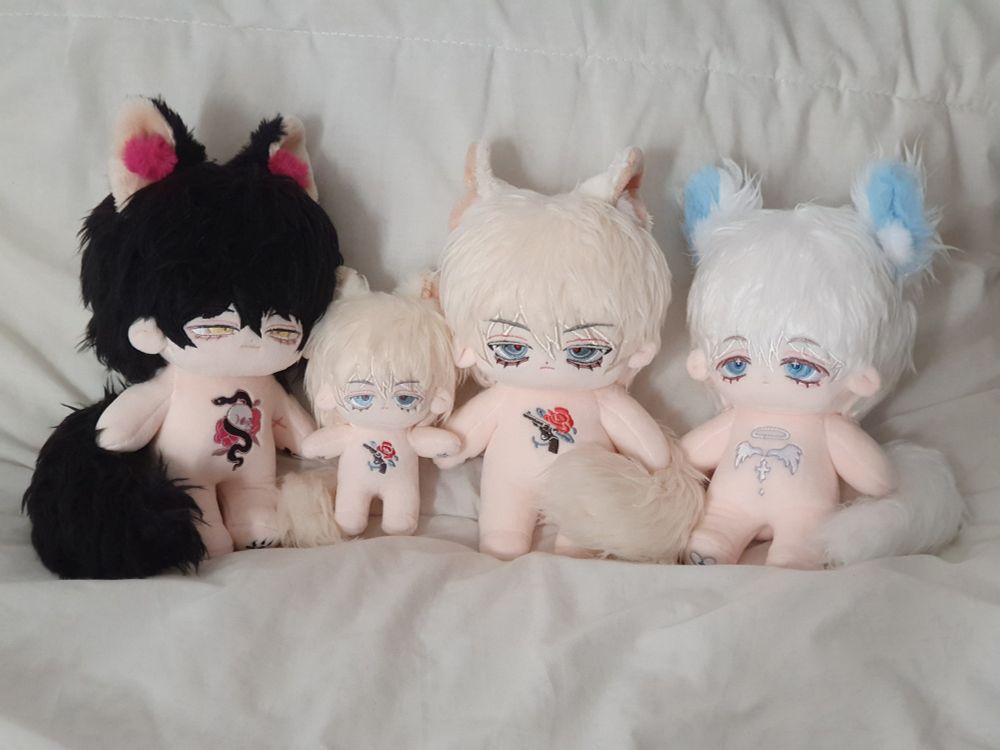 인형 친구들이 나란히 사진을 찍고있다, 20cm 인형 사이에 10cm 인형이 껴있다.

원본 사진.