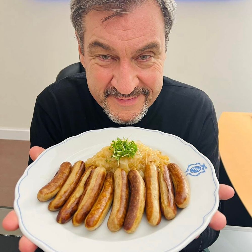 Markus Söder mit 12 Bratwürsten