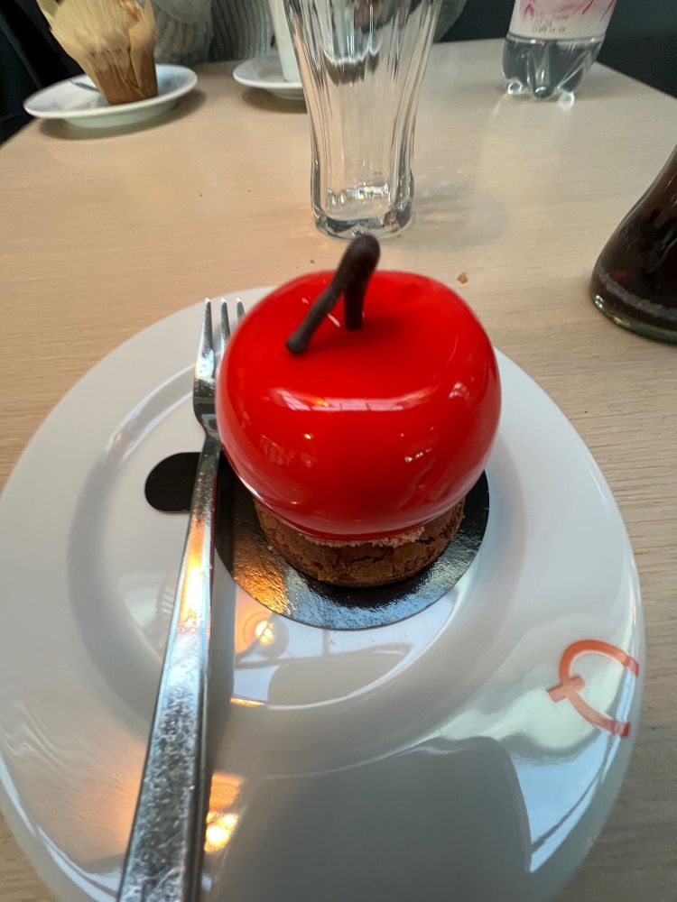 Ein Törtchen in Form eines roten Apfels.