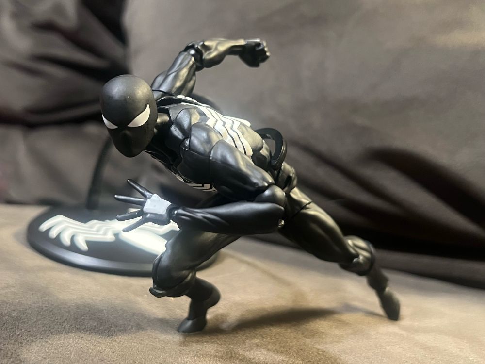 Black Suit Neighbor lunges! This time he’s using is other head, with narrow eyes. Both heads rock. Really great stuff.