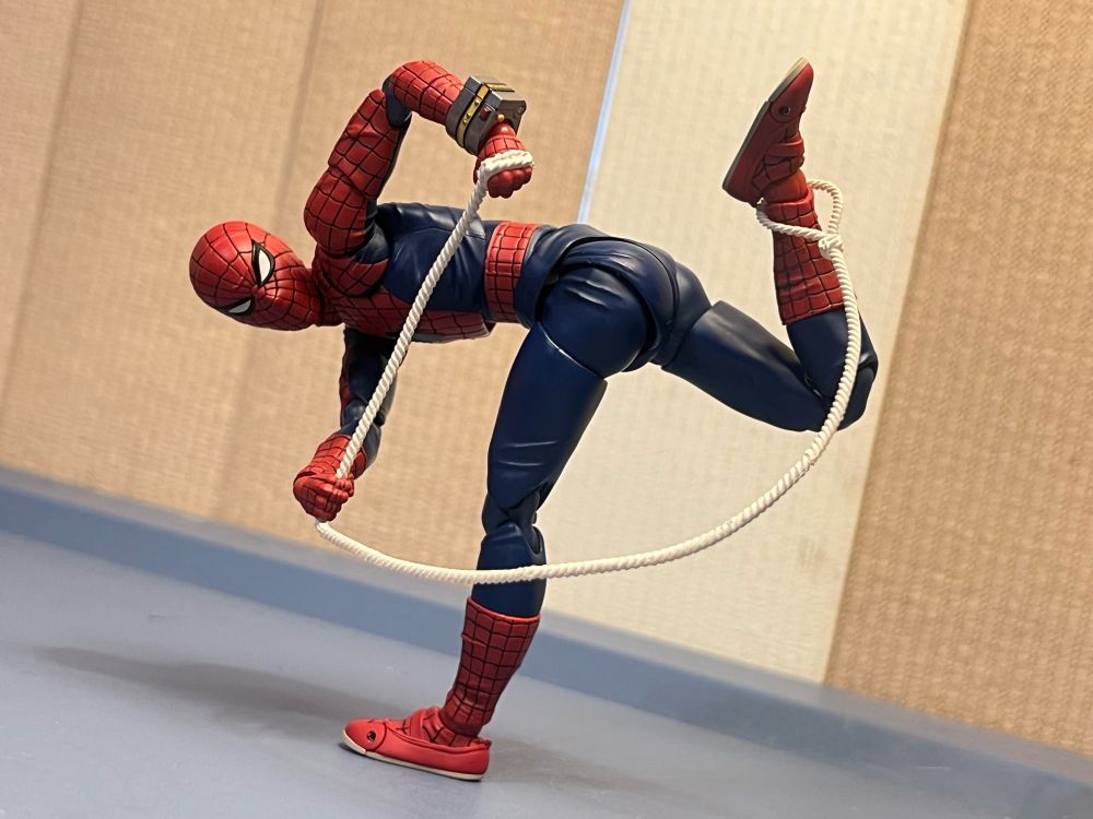 Toei Spider-Man catches himself with a rope accessory that is permanently attached to two hands. I am unsure of the pose one is supposed to do with this piece.