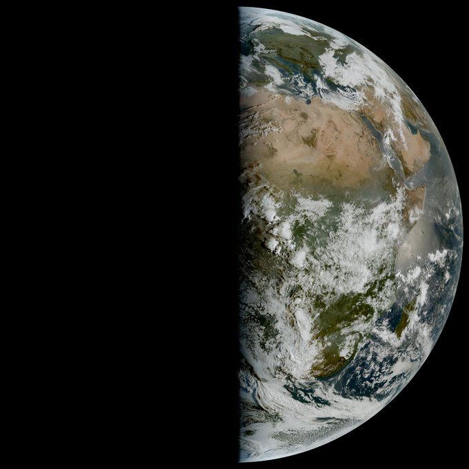 Image de la Terre prise ce 20 mars 2025, jour de l'équinoxe, par le satellite Meteosat-12.
On constate qu'aujourd'hui, le terminateur (la limite jour-nuit sur Terre) passe pile par les pôles.