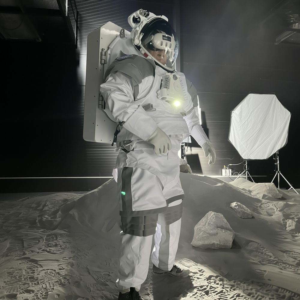 L'astronaute de l'ESA Matthias Maurer explore l'utilisation de la réalité virtuelle pour les futures missions lunaires en testant un casque de réalité virtuelle à l'intérieur de la combinaison spatiale analogique ATLAS. Réalisé au sein de l'installation LUNA de l'ESA-DLR, ce test évalue les performances des technologies immersives dans des conditions d'entraînement réalistes simulant l'environnement lunaire.