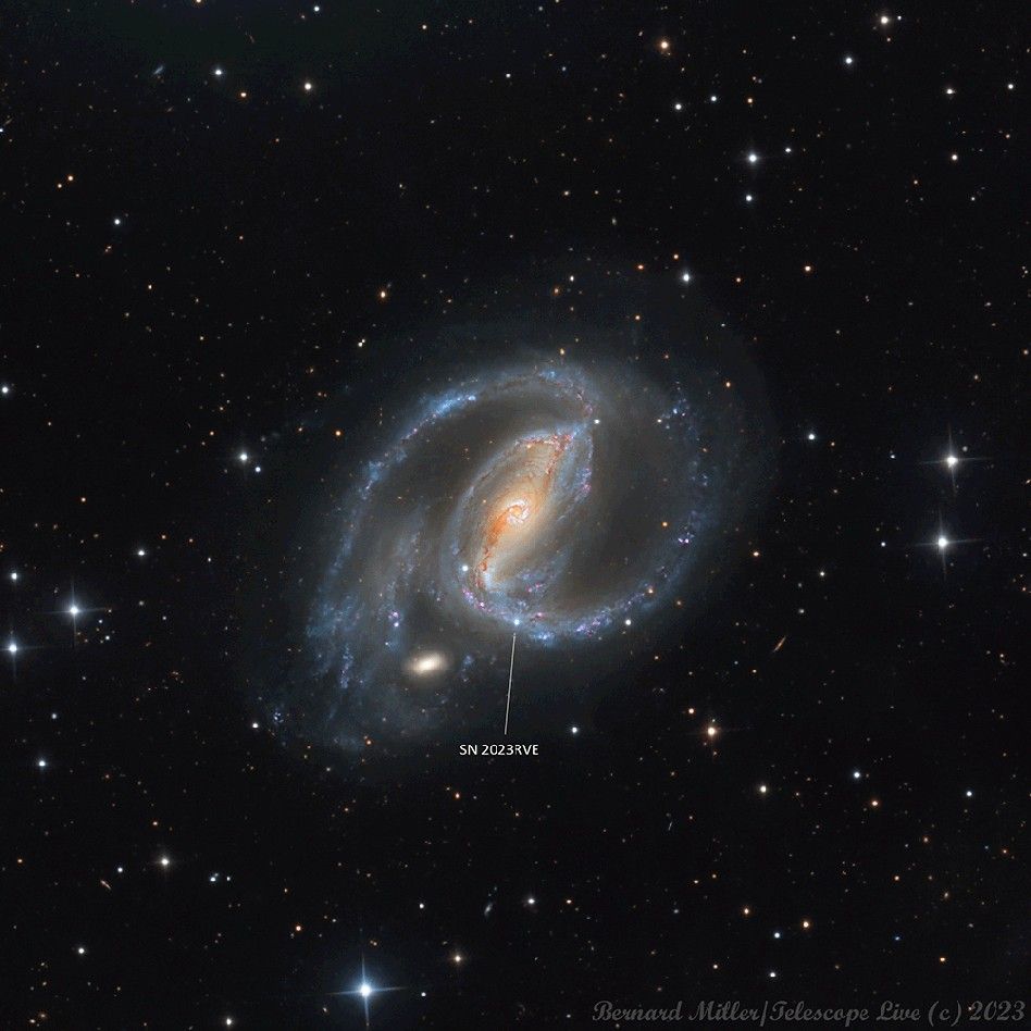 Photo de la galaxie NGC 1097, située à 45 millions d'années-lumière, où un point lumineux est apparu il y a quelques semaines.
Sur l'image, ce point est annoté SN 2023rve (le nom de catalogue de cette supernova).
