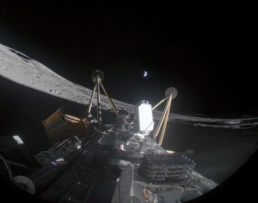 Photo embarquée depuis l'atterrisseur lunaire Athena d'Intuitive Machines, montrant les rebords d'un petit cratère dans lequel il s'est posé, avant de se coucher sur le côté.