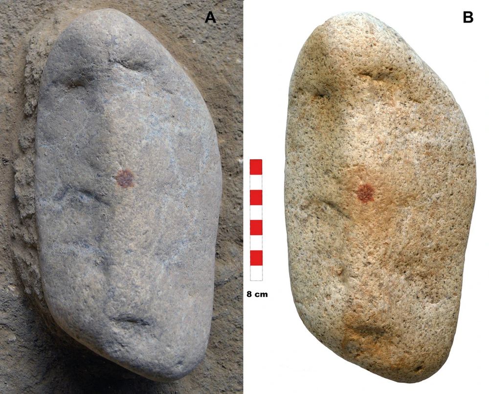 A. La pierre avant d'être entièrement excavée
B. Une fois déterré, il est possible d'apprécier les trois cavités principales et la position centrale du point rouge
