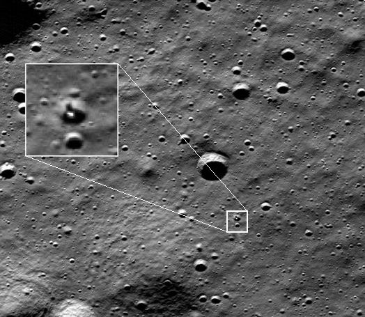 Image du satellite lunaire LRO (Lunar Reconnaissance Orbiter) montrant, cette fois-ci depuis l'orbite, l'atterrisseur Athena de la mission IM-2 couché sur le flanc d'un petit cratère.