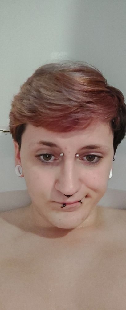 Vulpine in the bath with now much shorter hair