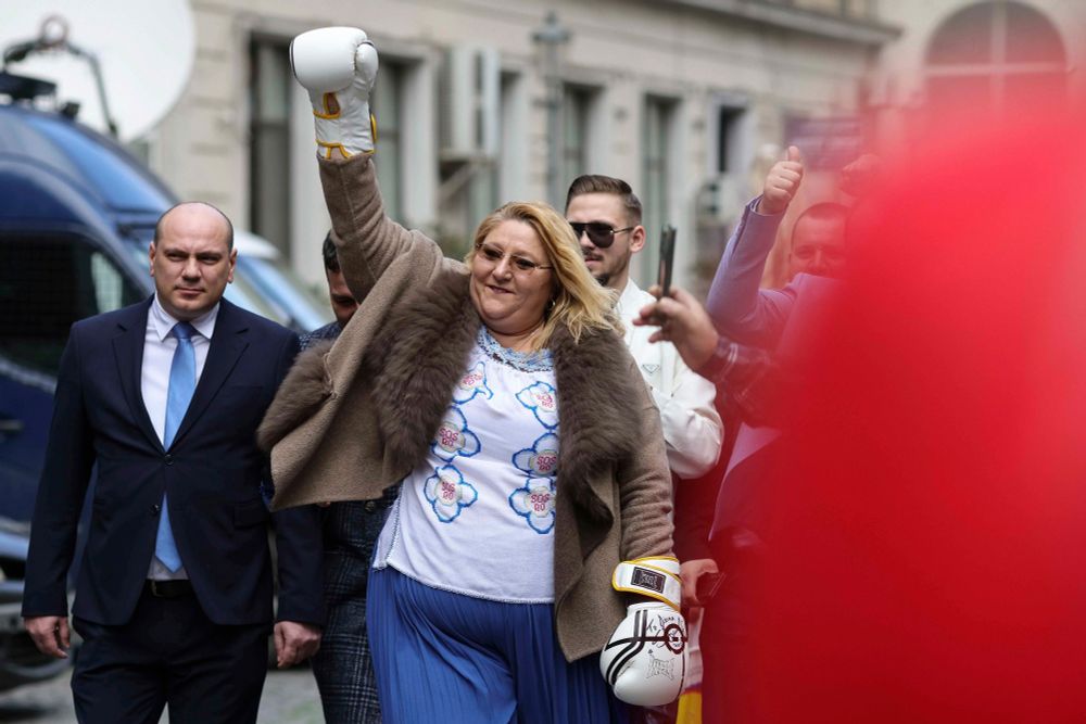 poza de aici: https://hotnews.ro/mesajul-dianei-sosoaca-dupa-ce-bec-i-a-respins-candidatura-la-prezidentiale-1925733