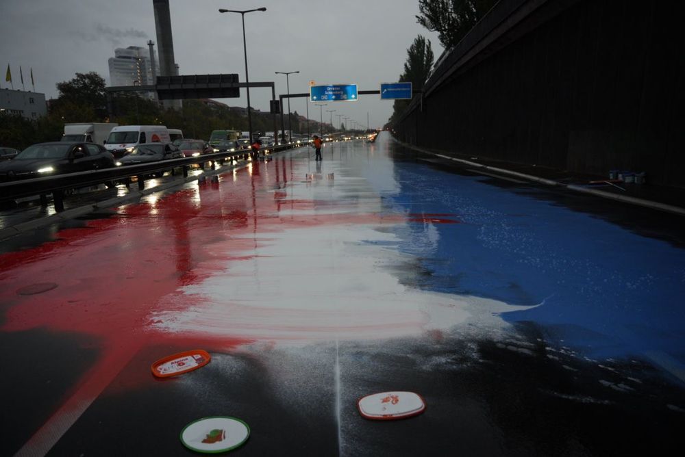 Die A100 in Berlin bedeckt mit den niederländischen Nationalfarben.