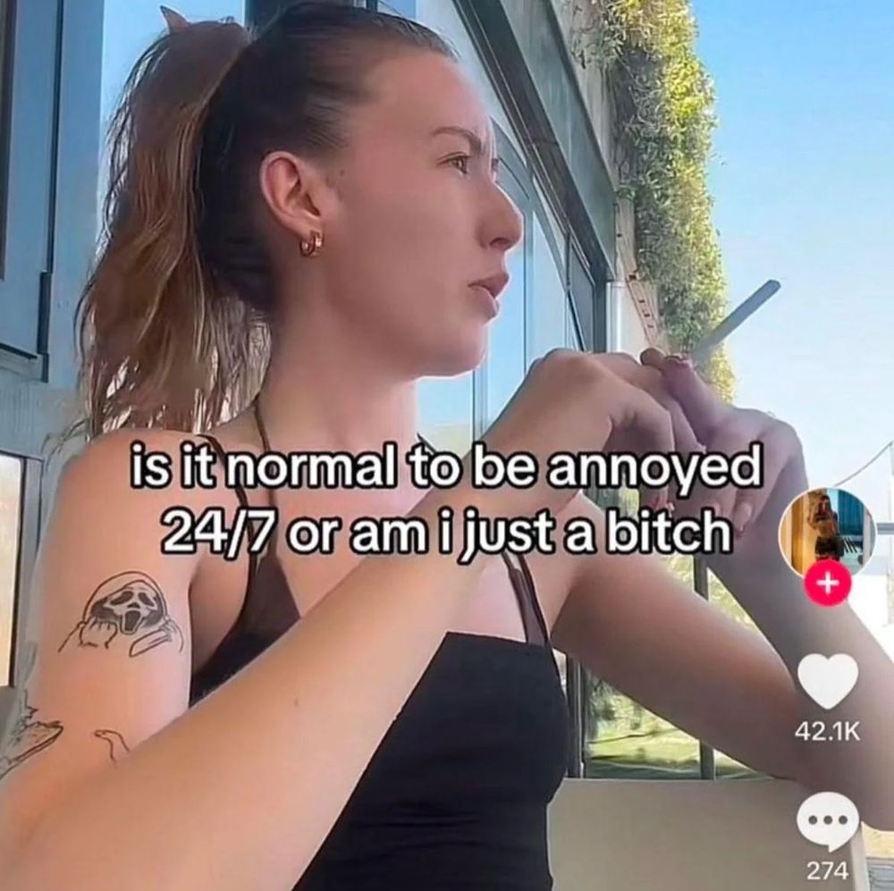 imagem de uma mulher loira de lado segurando um cigarro com a legenda "é normal estar fula 24/7 ou eu sou apenas uma vagabunda"