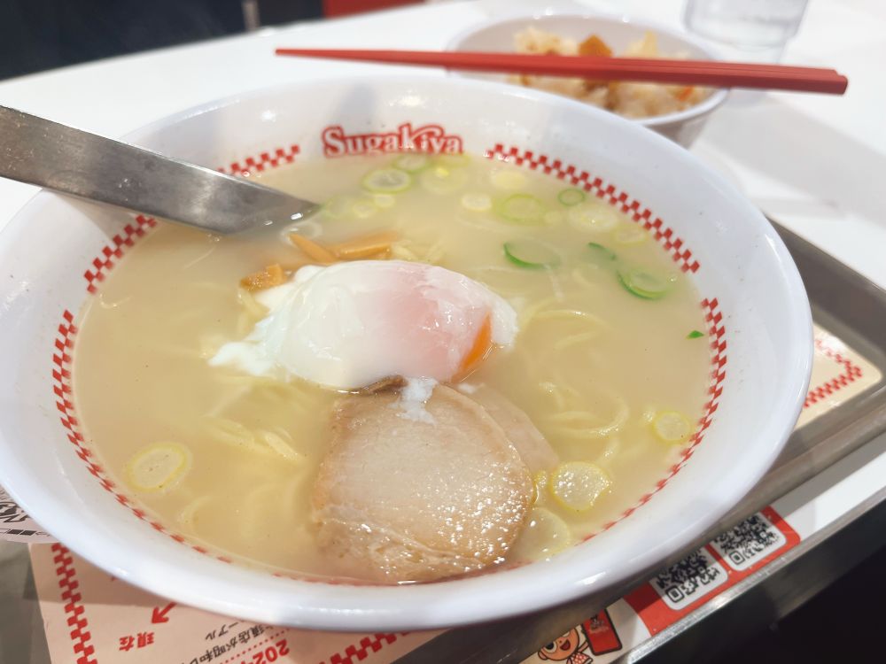 スガキヤのとんこつラーメンとかやくご飯。
