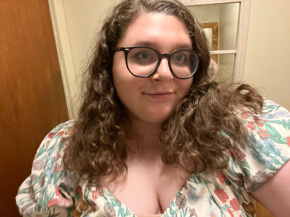 A selfie of me that I. Can’t tell if I actually like but hi :)