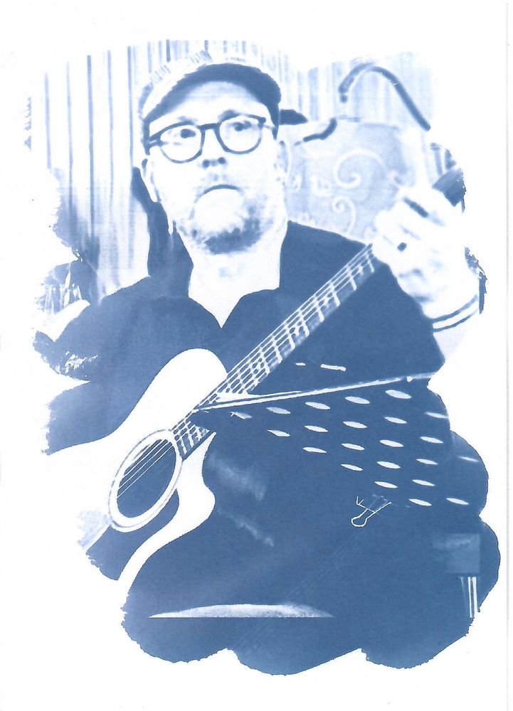 Foto vom Gitarristen in Blauweiss als Cyanotypie