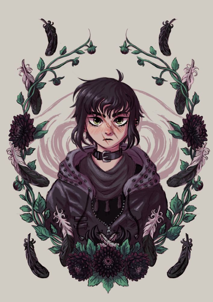 pessoa de cabelo curto preto com cicatrizes de corte no rosto, uma uma jaqueta de couro com capuz, um cachecol comza e uma coleira, está rodeada de uma coroa de dálias negras com penas pretas e brancas caindo em volta