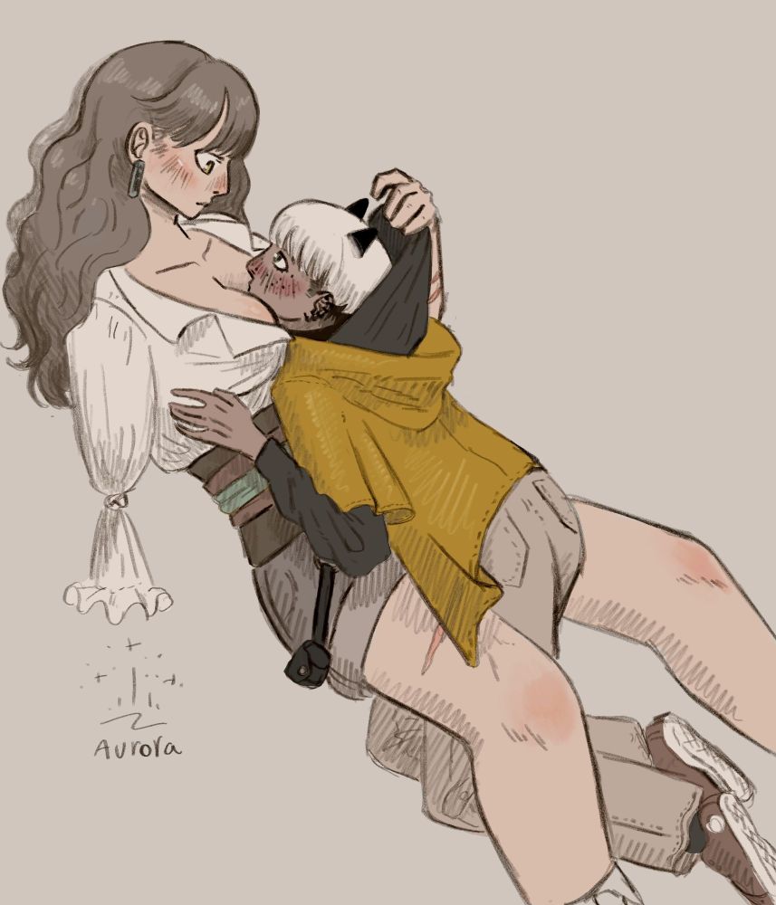 desenho de duas pessoas, Eleonora, uma mulher alta e musculosa com cabelo longo, ondulado e cinza, ela está sentada com Paimon deitade em cima dela, Paimon é uma bem menor com cabelo branco curtinho e usa jaqueta com capuz, que está sendo levantado pela Eleonora, revelando pequenos chifres na cabeça de Paimon, ambas estão com expressões neutras