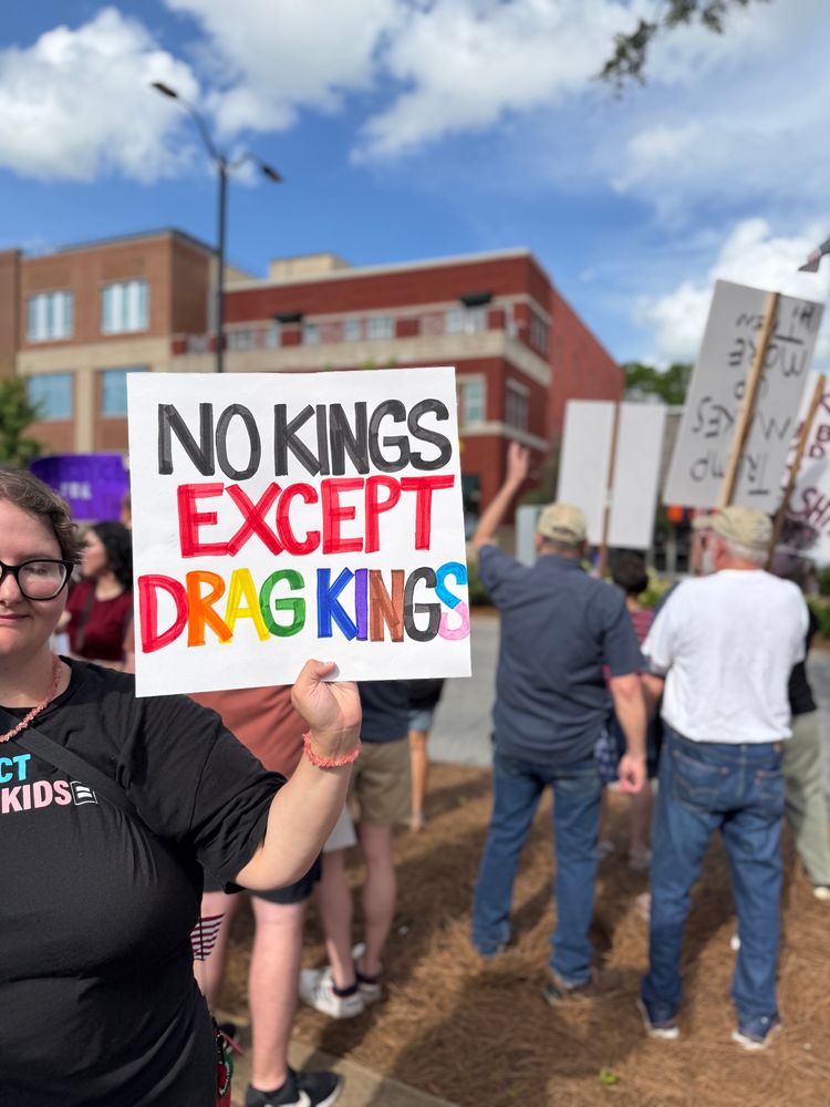 A sign that says “No kings except for drag kings