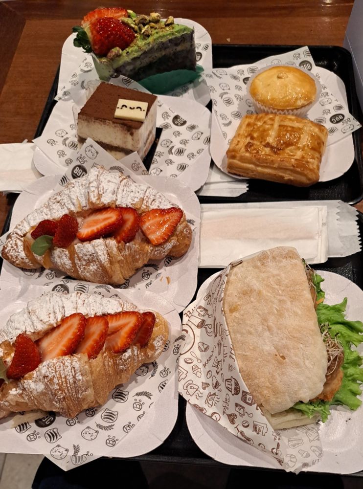 Foto de diversas comidas de café da manhã 