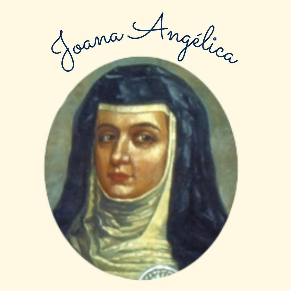 Mesma imagem de Sóror Joana Angélica do post anterior. Ela usa um hábito com a parte inferior branca e a superior azul marinho, cobrindo toda a cabeça, só com o rosto de fora. Olha para o lado, séria. Em cima, seu nome está escrito com letra cursiva.