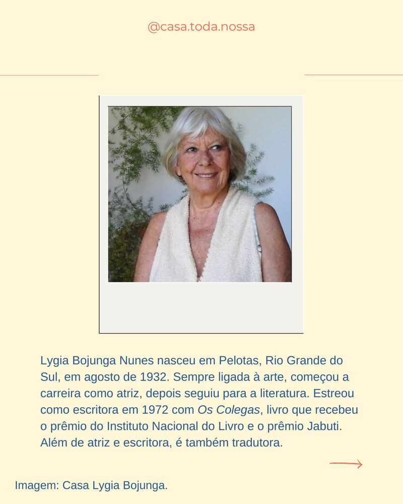 Foto da autora, com os cabelos curtos e branquinhos, e camiseta clara, retirada da Casa Lygia Bojunga, seguida do texto:
Lygia Bojunga Nunes nasceu em Pelotas, Rio Grande do Sul, em agosto de 1932. Sempre ligada à arte, começou a carreira como atriz, depois seguiu para a literatura. Estreou como escritora em 1972 com "Os colegas", livro que recebeu o prêmiio do Instituto Nacional do livro e o prêmio Jabuti. Além de atriz e escritora, é também tradutora.