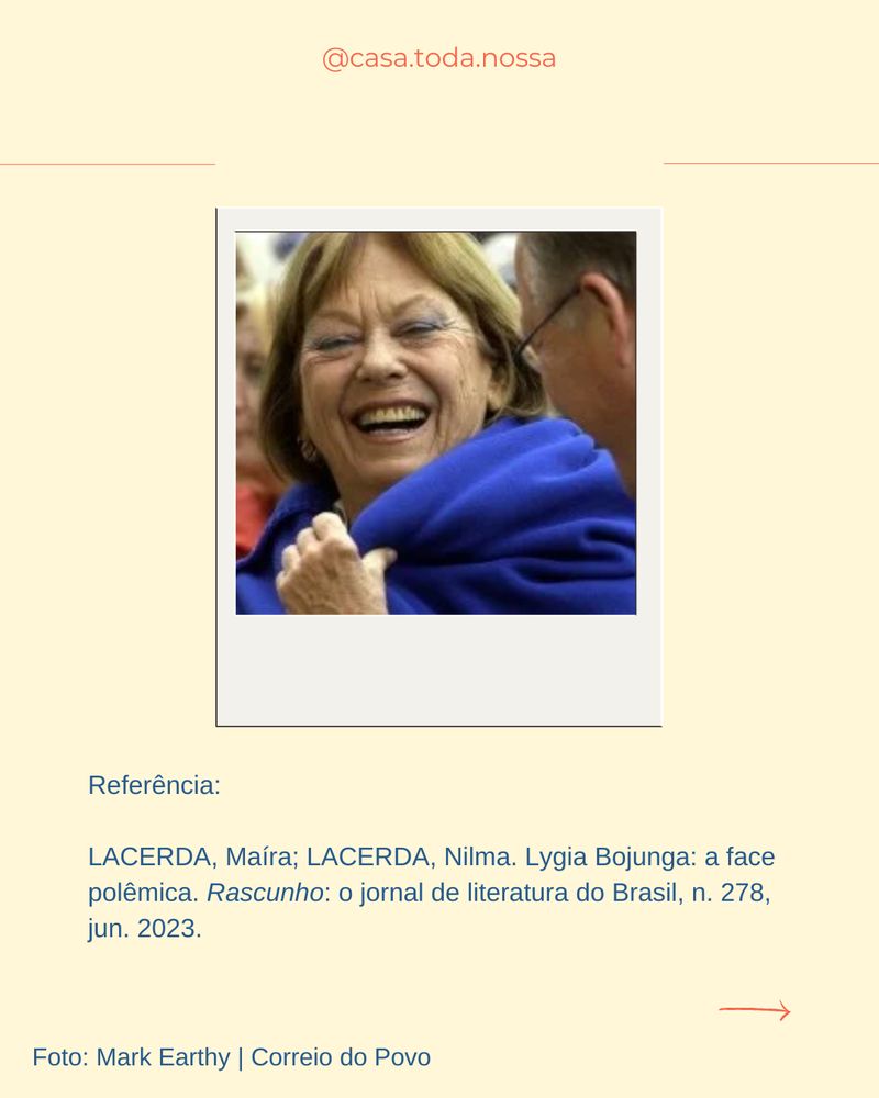 Foto de Mark Earthy para o jornal Correio do povo, mostrando a autora sorridente, envolvida em uma manta azul, com a referência bibliográfica:

LACERDA, Maíra; LACERDA, Nilma. Lygia Bojunga: a face polêmica. Rascunho: o jornal de literatura do Brasil, n. 278, jun. 2023.