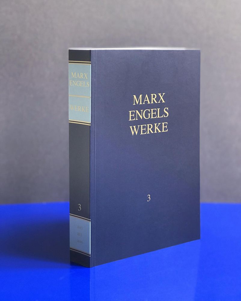 Marx-Engels-Werke Band 3 (Paperback) von Karl Marx & Friedrich Engels, im Raum fotografiert. Er enthält Texte von 1845 bis 1846, nämlich Marx/Engels: Die deutsche Ideologie und Marx: Thesen über Feuerbach. Mit neuem Vorwort, neuer Beilage (Feuerbach-Kapitel) und Konkordanztabelle zur Entstehungsgeschichte und Anordnung der Manuskripte der »Deutschen Ideologie«; 10. erweiterte Aufl. (1. Aufl. als Paperback) – in Textauswahl und Textanordnung unverändert nach Band 3, 9. Aufl. 1990.