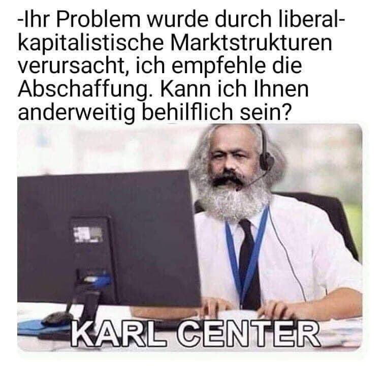 In einem Call Center namens ›Karl Center‹ sitzt Karl Marx hinter seinem Bildschirm, Headphones auf, Hände auf der Tastatur. Über ihm steht seine Antwort aus dem Kundendialog: »Ihr Problem wurde durch liberal-kapitalistische Marktstrukturen verursacht, ich empfehle die Abschaffung. Kann ich Ihnen anderweitig behilflich sein?«