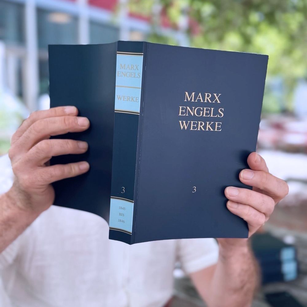 Martin (Beck), unser Verlagsleiter, liest angeregt im aufgeschlagenen Band 3 der Marx-Engels-Werke – ab jetzt als Paperback erhältlich.