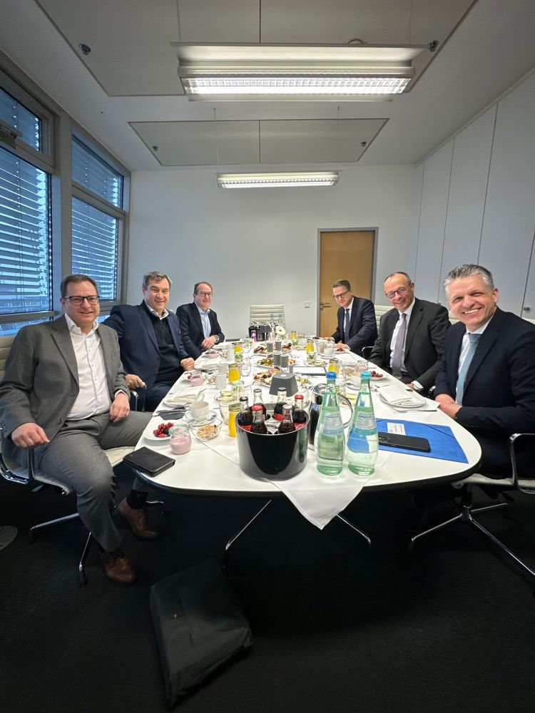 Sechs Dudes aus CDU und CSU grinsend am Tisch