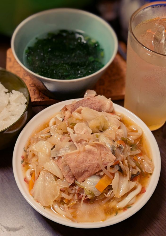 夕食の写真。中華皿に山盛りのあんかけ焼きうどん、わかめスープ、小ライス、自家製黒糖梅シロップの炭酸割り。