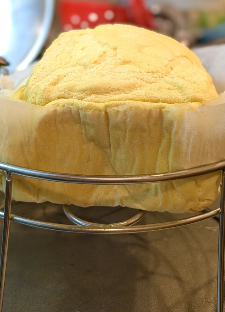 成功した電鍋台湾カステラの写真。型は違うが、先程と同じ材料でおよそ4倍の厚み！