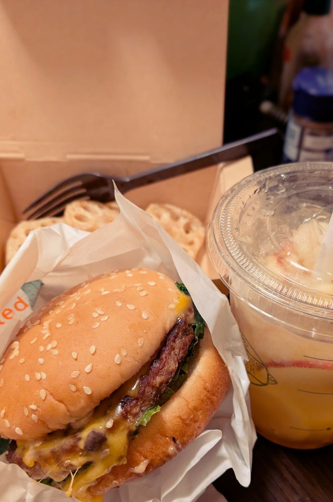 夕食の写真。フレッシュネスバーガーの期間限定メニュー、ダブルマッシュルームチーズバーガ - ポルチーニクリームソースとクラフトアップルジンジャーレモネード。奥にレギュラーメニューのれんこんフライのボックス。