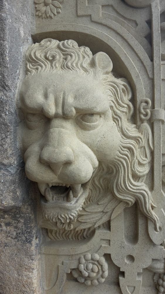 Löwenmaske im Sandstein 