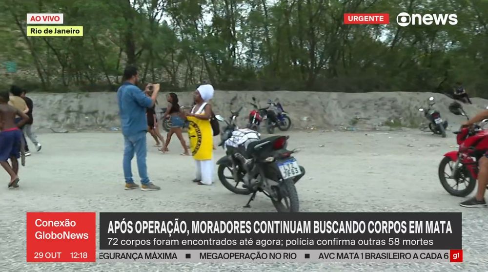 Após operação moradores continuam buscando corpos em mata.