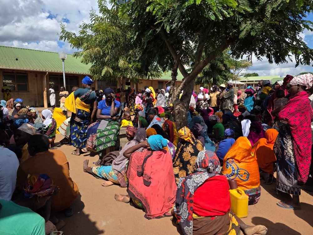 Thousands of newly displaced families have arrived in Macomia district, seeking safety following a new wave of violence across Cabo Delgado. Many were forced to flee their homes with few belongings and are now sheltering under trees and in public spaces, waiting to register for assistance. Over 20,000 people have been newly displaced across the province in recent weeks, as attacks spread to areas previously considered stable.