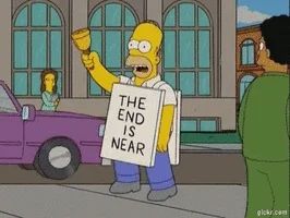 Homer Simpsons geht mit einen Schild durch die Straße auf den steht
"The end is near"