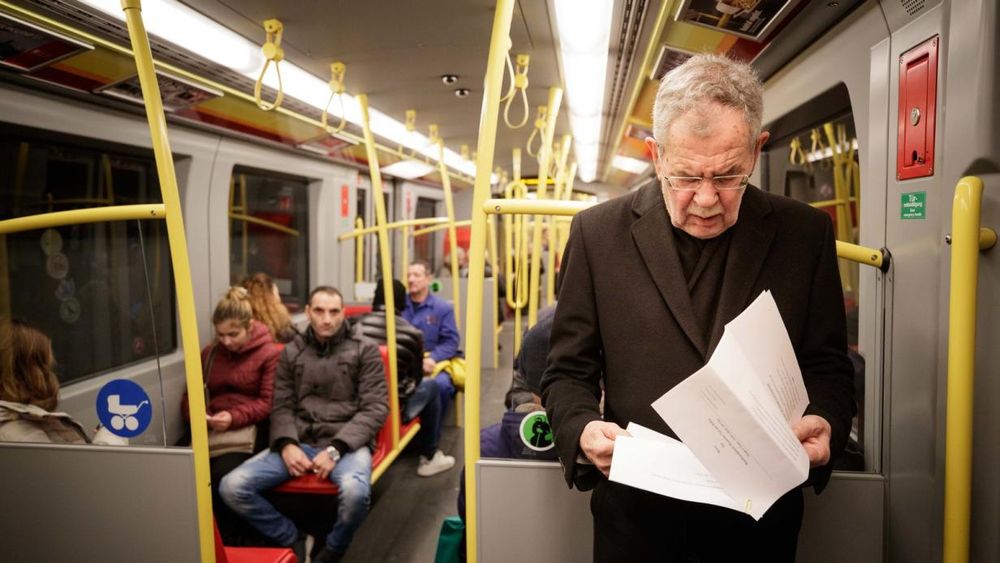 Austrian President van der Bellen riding the subway 