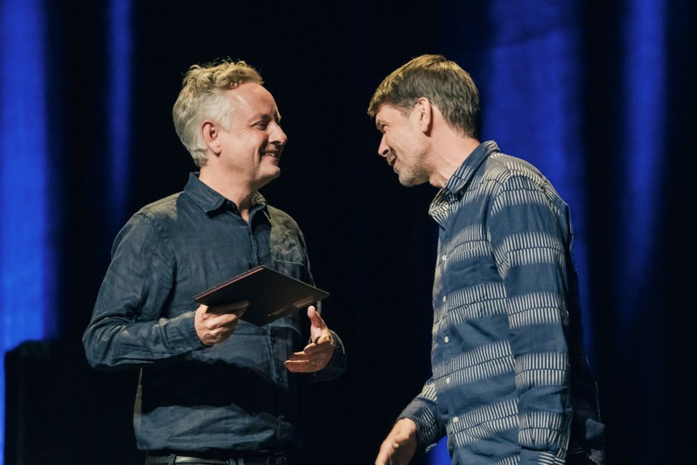 Norient founder Thomas Burkhalter accepts the prize. The laudatio for Norient was held by Sandro Bernasconi, Jury member of the Federal Music Jury.