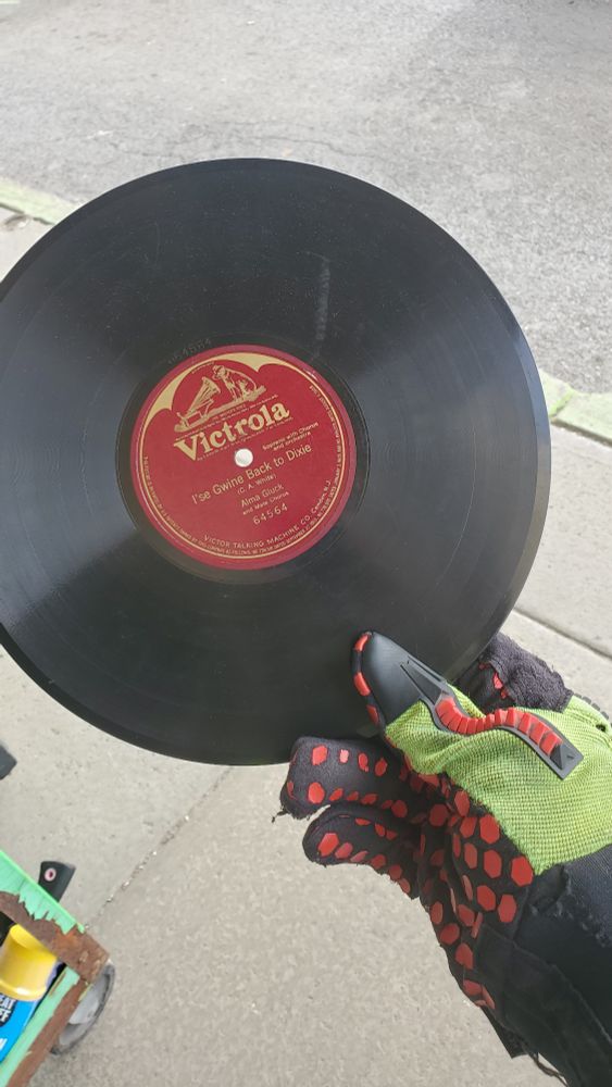 10 inch 78 RPM record of "I'se Gwine Back to Dixie" by Alma Gluck, 1908