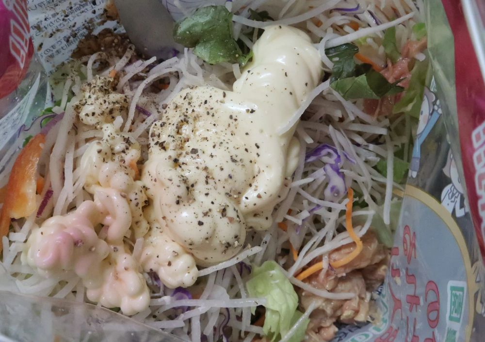 雑に油きったツナ一缶・マヨ・ブラックペッパー入れて混ぜて冷蔵庫入れとく
水分出て来た頃が好みなのでね