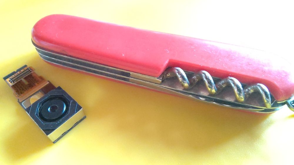 Lumia 950 camera module and a red Swiss knife for scale / module caméra du Lumia 950 et couteau suisse pour l'échelle